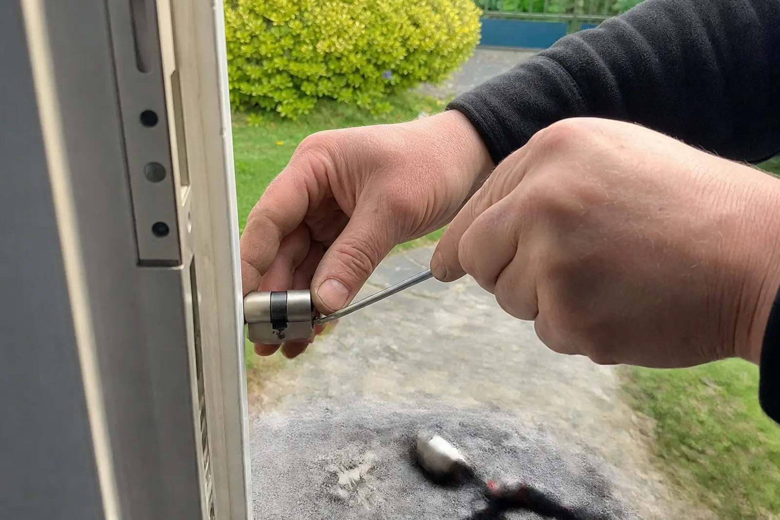 cylindre neuf posé avec clés et tournevis sur chiffon